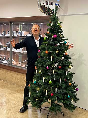 Friedliche und hoffnungsvolle Stimmung an Heiligabend: Thomas Käfer, hier in seinem Pfandleihhaus auf der Bayerstraße. Foto: privat